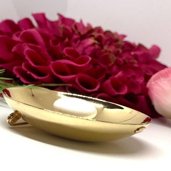 VINTAGE⚜️VOGUE Porcelain Oval Golden Brooch - Picture 9 of 10